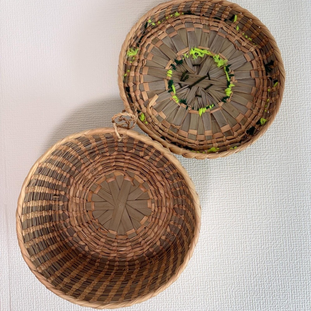 Handwoven Round Straw Basket Hinged Lid Green Yarn Sunburst Floral Boho Decor - Picture 5 of 11